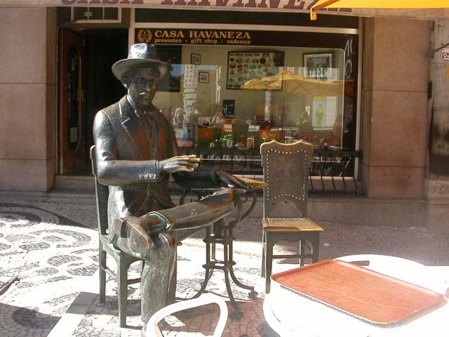 Estatua de Fernando Pessoa, en el café A Brasileira, en el Chiado, Lisboa.