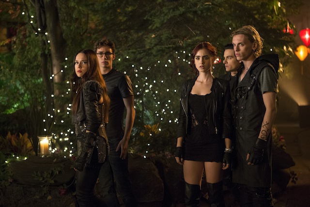 Isabelle Lightwood (Jemima West), Simon Lewis (Robert Sheehan), Clary Fray (Lily Collins), Alec Lightwood (Kevin Zegers, behind) and Jace Wayland(Jamie Campbell Bower) 
