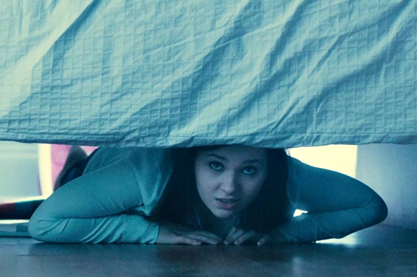 Escondida bajo la cama, algo nuevo