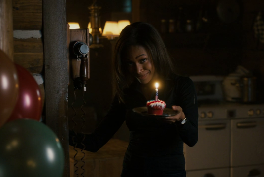 Regresa con el mismo humor, Abbie (Nicole Beharie) celebrando el cumpleaños de Ichabod (Tom Mison). 