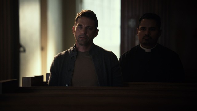 Michael Peña como el Padre Lozano y dougray Scott (Hemlock Grove) como el padre de Ángela. 