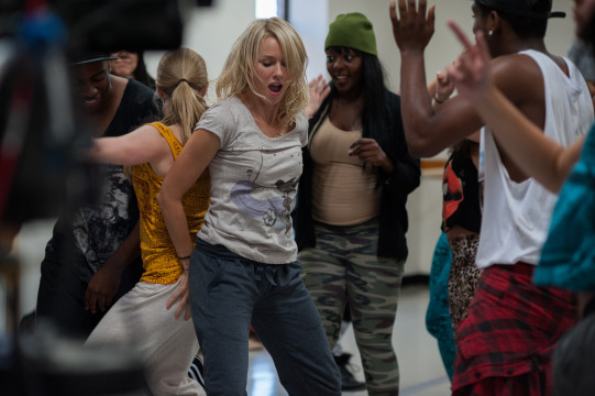 Cornelia (Naomi Watts)  en clases de hip hop