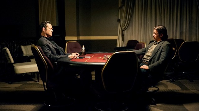 Velcoro (Colin Farrell) sentado frente a Semyon (Vince Vaughn). 