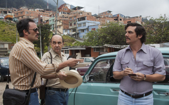Luis Gnecco y Wagner Moura como socios del narcotráfico. 