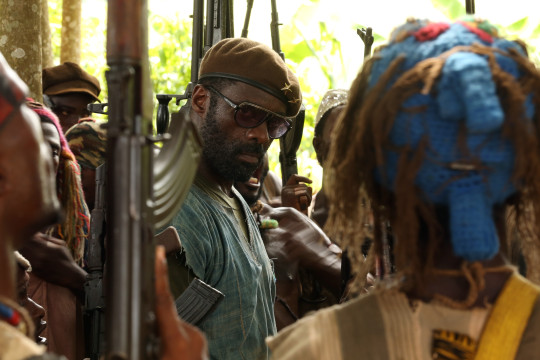 Idris Elba como el "Comandante".