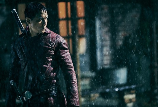 Daniel Wu como Sunny en la primera pelea con espadas. 