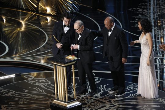 Ennio Morricone recibe por primera vez el Oscar por Mejor Banda Sonora. 